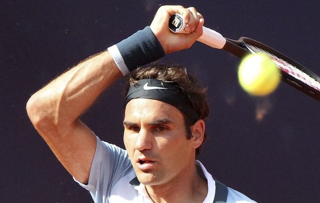 El tenista suizo Roger Federer devuelve una bola.