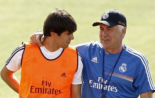 El entrenador italiano del Real Madrid, Carlo Ancelotti, conversa con el delantero brasileño Kaká.