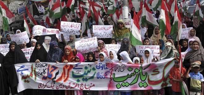Mujeres paquistaníes musulmanas participan en una protesta en Karachi (Pakistán) contra el reciente ataque con misiles del Ejército sirio contra el santuario sagrado de Sayyida Zainab.