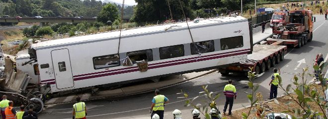 Grúas de grandes dimensiones instaladas en el lugar del accidente de tren ocurrido anoche en Santiago de Compostela.