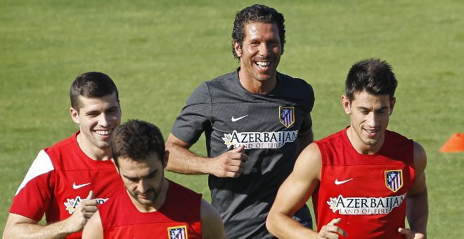 El entrenador del Atlético de Madrid (c) durante un entrenamiento.