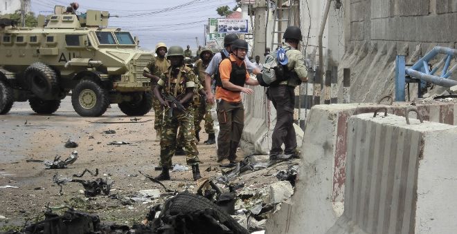 Varios soldados de la Unión Africana y oficiales de seguridad de las Naciones Unidas trabajan en el recinto de las Naciones Unidas que sufrió un ataque de la milicia integrista islámica somalí Al Shabab, en Mogadiscio (Somalia) el pasado 19 de junio.