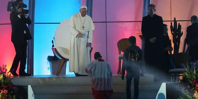 Un monaguillo se sale del protocolo y corre para abrazar al papa Francisco (c).