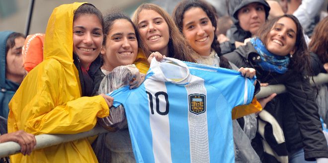 Fieles argentinos muestran una camiseta de la selección del país al papa Francisco (c).