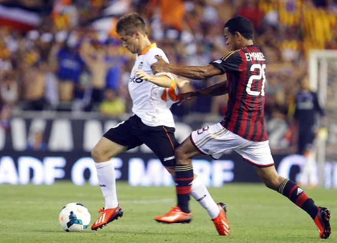 El jugador holandés del Milán, Urby Emanuelson (d), lucha el balón con Fede, del Valencia.
