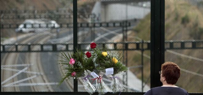 Flores en recuerdo de las víctimas en un puente próximo al lugar del accidente de tren.