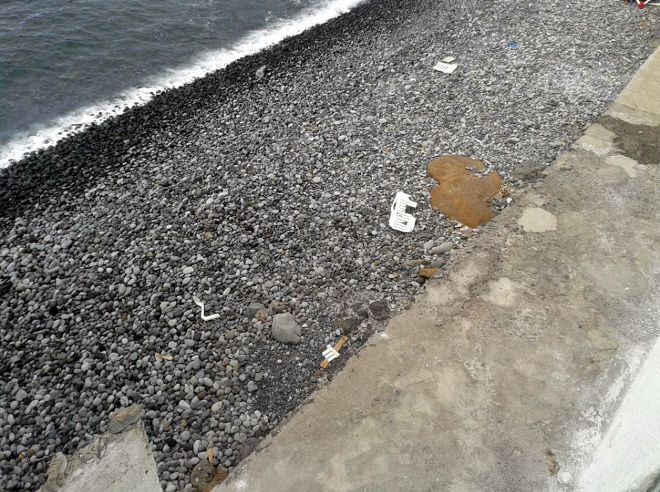 Residuos en la playa de Las Aguas, en San Juan de la Rambla.