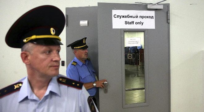 Policías rusos vigilan en las inmediaciones de una puerta.