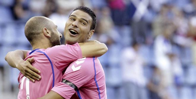 Los jugadores del CD Tenerife, Aridane (d) y Chechu, celebran el gol marcado a la UD Las Palmas.