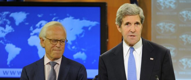 El secretario de Estado de EE.UU., John Kerry (d) pronuncia un discurso tras anunciar la reanudación de las negociaciones de paz entre Israel y Palestina después de tres años, que será encabezada por el exembajador estadounidense en Israel Martin Indyk (i), en el Departamento de Estado, Washington DC, EE.UU., el 29 de julio de 2013.