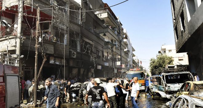 Varios vecinos que inspeccionan las daños producidos tras una explosión en el barrio de Jaramana, en Damasco la semana pasada.