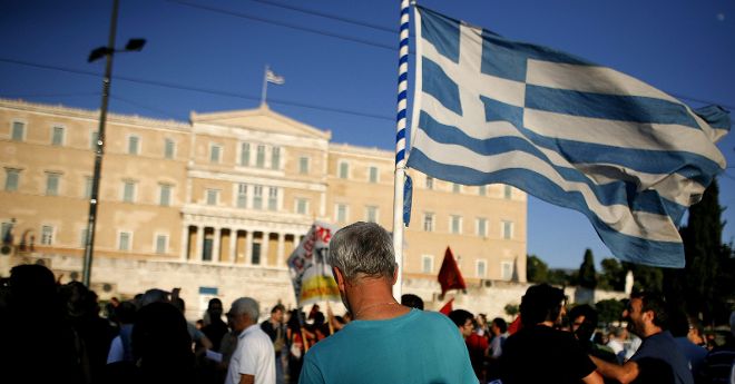Imagen de una protesta contra la visita del ministro de Finanzas alemán Wolfgang Schäuble a Atenas, Grecia, el 18 de julio de 2013.
