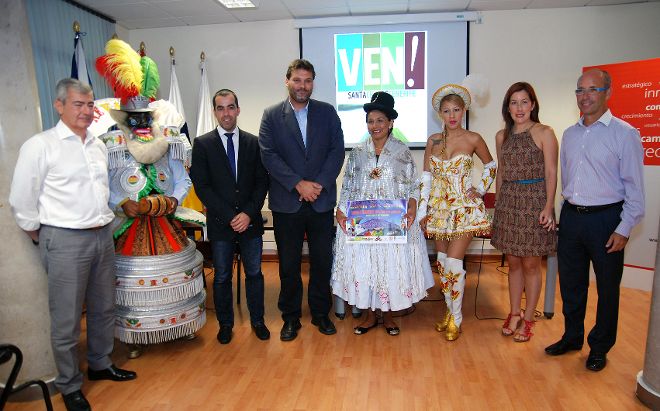 Los representantes municipales posaron ayer junto a los responsables del sector comercialde la ciudad y de la comunidad boliviana en la Isla.