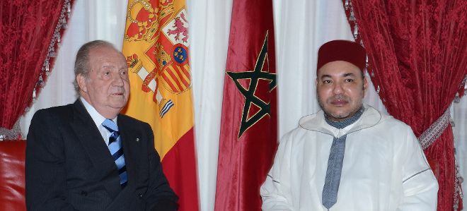 El rey de Marruecos, Mohamed VI (d) sentado junto al monarca español Juan Carlos I (i) durante una presentación a los medios antes de su reunión en el Palacio Real en Rabat (Marruecos).