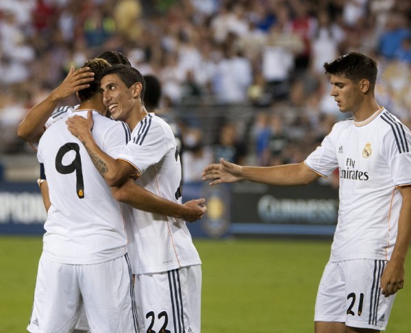 El jugador del Real Madrid Ángel Di María (2i) felicita a su compañero Karim Benzema (i),