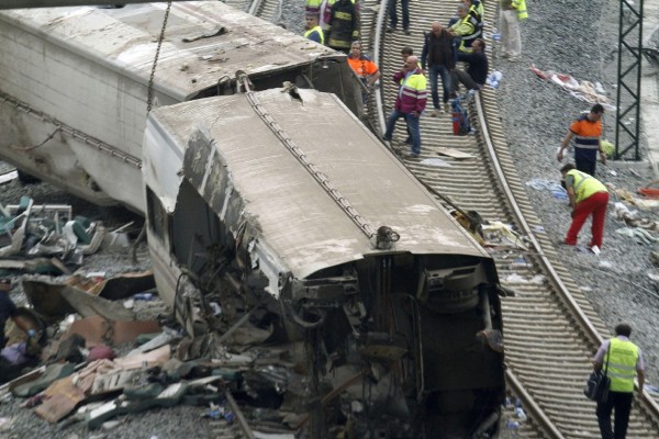 Los servicios de emergencia trabajan junto a las vías tras el accidente del tren Alvia que cubría la ruta entre Madrid y Ferrol y que descarriló.