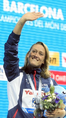 La nadadora de España, Mireia Belmonte, saluda al público tras recibir la medalla de plata conseguida en la final de 200M mariposa femeninos de los Campeonatos del Mundo de Natación que se ha celebrado en la piscina del Palau Sant Jordi de Barcelona.