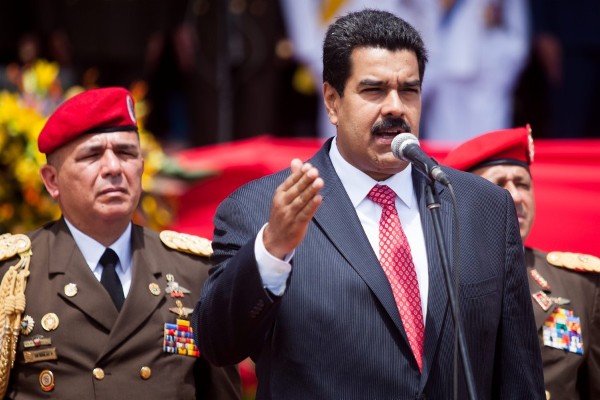 El presidente de Venezuela, Nicolás Maduro (d), habla en un acto castrense.