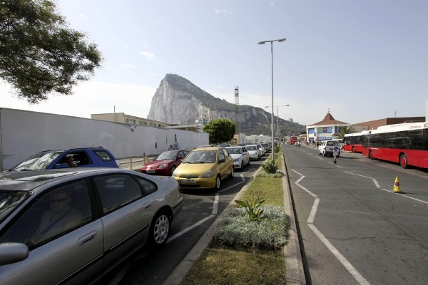 Colas para salir de Gibraltar.