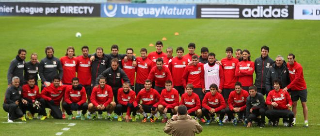 Los jugadores del Atlético de Madrid posan para una fotografía tras un entrenamiento.