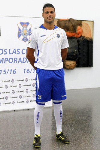 El jugador del C.D. Tenerife Aridane, posan para los medios durante la presentación de la nueva equipación del equipo.
