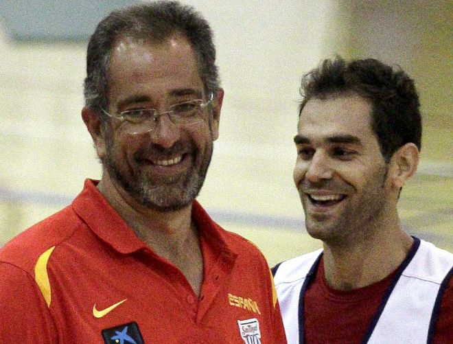El seleccionador español, Juan Antonio Orenga (i) y el base José Manuel Calderón.