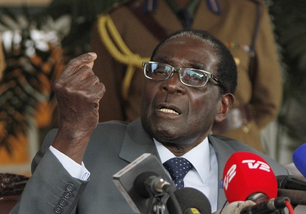 Fotografía de archivo que muestra al presidente de Zimbabue, Robert Mugabe, dirigiéndose a la prensa en la Residencia Oficial en Harare.