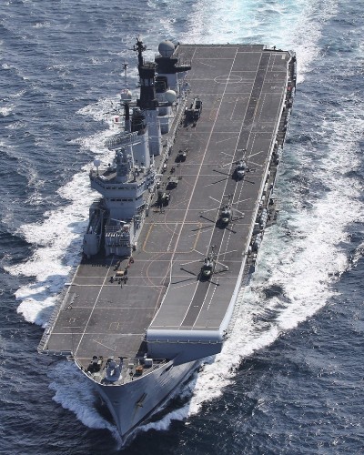 Fotografía sin fechar facilitada por el Ministerio de Defensa británico hoy 8 de agosto de 2013 que muestra el buque HMS Illustrious de ejercicios en el mar. 