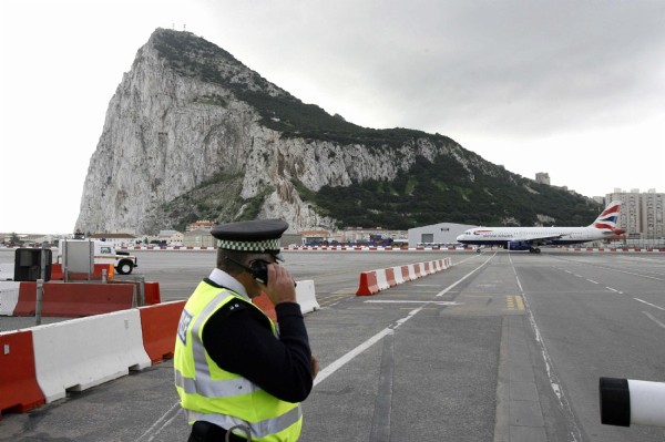 Un policía de Gibraltar junto a la carretera que atraviesa la entrada en la colonia.
