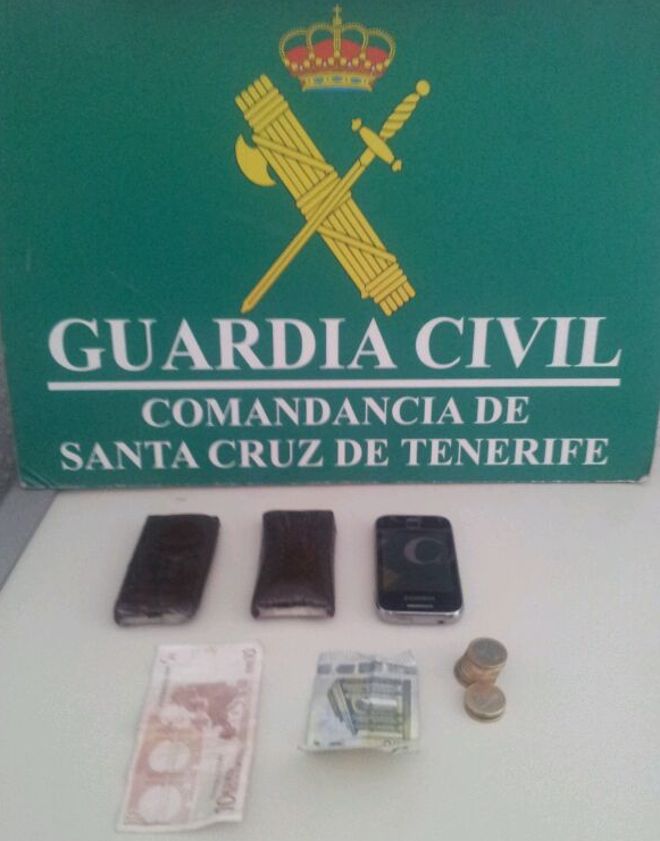 Droga y dinero hallados al acusado por la Guardia Civil.
