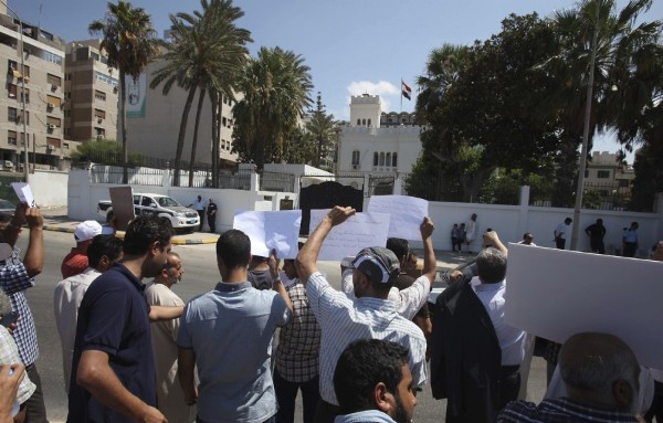 Simpatizantes de los Hermanos Musulmanes protestan frente a la Embajada de Egipto en Trípoli, Libia, el 15 de agosto de 2013. 