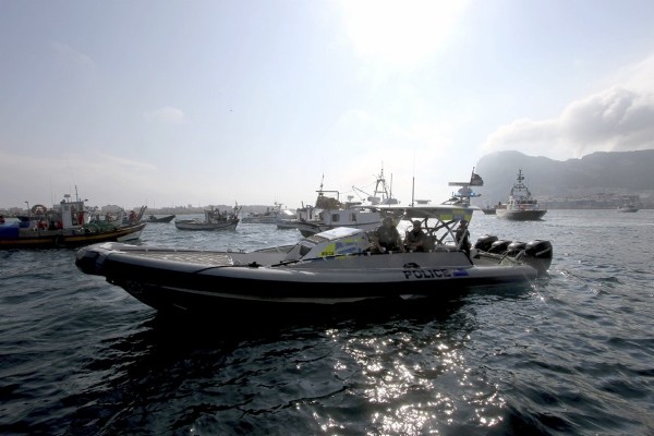 Los pescadores que han participado en una protesta contra las trabas de Gibraltar para que faenen en aguas próximas al Peñón han estado rodeados por patrulleras de la Guardia Civil y de la Policía de Gibraltar, que ha impedido a las embarcaciones ubicarse justo encima de la zona en la que se lanzaron los bloques de hormigón el pasado 24 de julio.