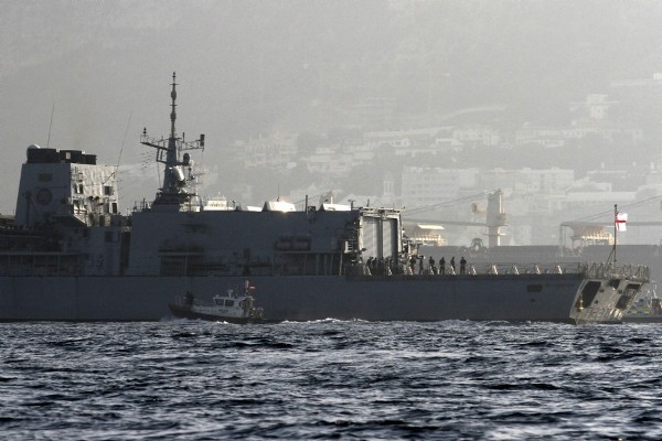 La fragata británica HMS Westminster (con el peñón al fondo), en su camino hacia la base naval de Gibraltar.