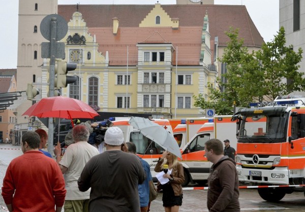 Varios vehículos de emergencias y un grupo de ciudadanos y periodistas rodean el Ayuntamiento de Ingolstadt (Alemania).