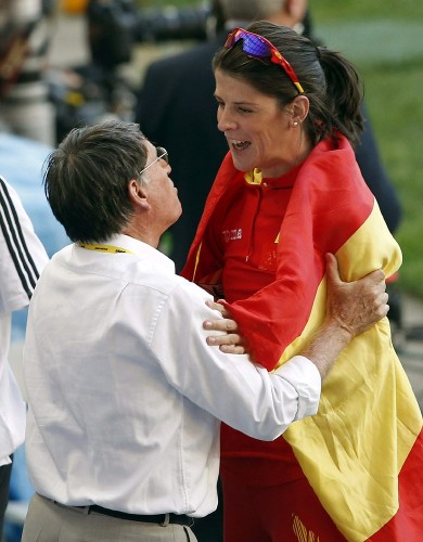 La saltadora española Ruth Beitia saluda al presidente de la Real Federación Española de Atletismo, José María Odriozola (i), tras conseguir la medalla de bronce en la final de salto de altura femeninode los Mundiales de Atletismo Moscú 2013 que se celebran en el Estadio Olímpico Luzhnikí de la capital rusa.