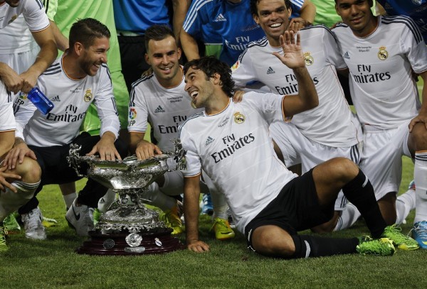 El delantero Raúl González posa con los jugadores del Real Madrid junto a la copa, al término del partido ante el Al-Sadd correspondiente a la XXXV edición del Trofeo Santiago Bernabéu.