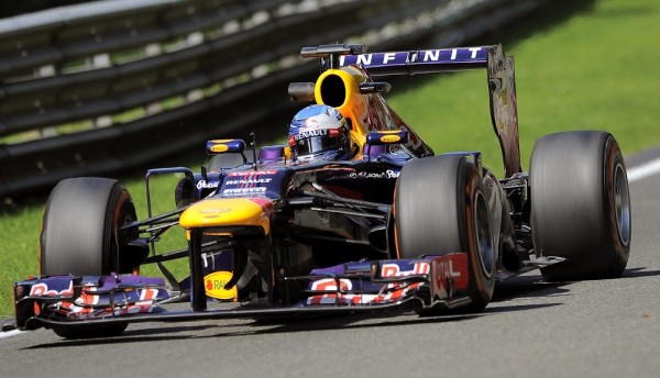 El piloto alemán de Fórmula Uno Sebastian Vettel, de la escudería Red Bull, durante la segunda tanda de entrenamientos del Gran Premio de Bélgica que se disputa en el circuito de Spa-Francorchamps, Bélgica, hoy, viernes 23 de agosto de 2013. El Gran Premio de Bélgica de Fórmula Uno se disputa el próximo 25 de agosto.