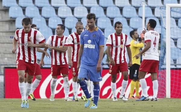 Los jugadores del Almería celebran el gol marcado por Fernando Soriano, segundo para el conjunto andaluz, durante el partido de la segunda jornada de la Liga BBVA, disputado esta tarde en el Coliseo Alfonso Pérez.