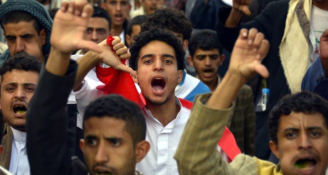 Numerosos yemeníes chiítas gritan y sujetan banderas de Siria durante una protesta contra un posible ataque militar en Siria, en Saná, Yemen.