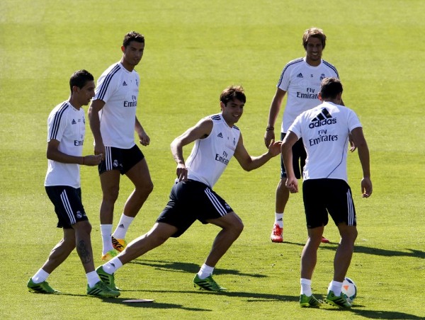 Los jugadores del Real Madrid, Ángel Di María (i), Cristiano Ronaldo (2i), Ricardo Izecson 