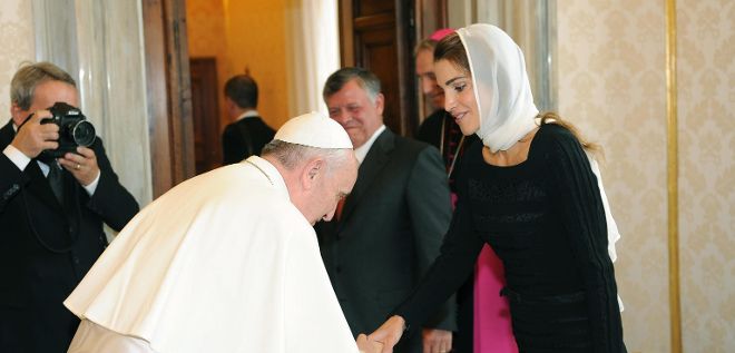 El papa Francisco (2i) despide a la reina Rania de Jordania (d) y al rey jordano, Abdalá II (c), tras una audiencia privada.
