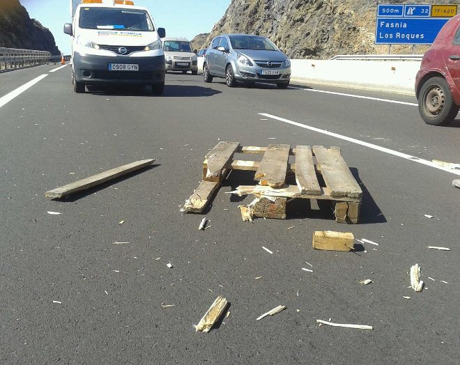 Imagen del palé caído en la autopista que provocó la caída de las víctimas.