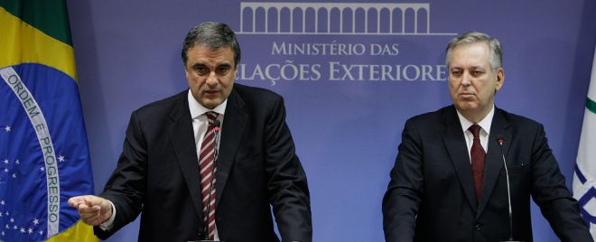 El canciller brasileño, Luiz Alberto Figueiredo (i), y el ministro de Justicia, Jose Eduardo Cardoso (d).