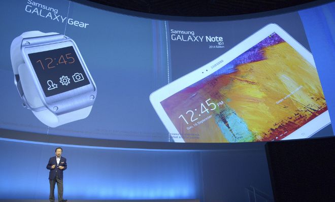 El presidente y líder de comunicaciones móviles de Samsung, JK Shin, pronuncia unas palabras durante la presentación del primer reloj inteligente del mercado, el Galaxy Gear, en el marco de la 53 edición de la feria IFA en Berlín, Alemania.
