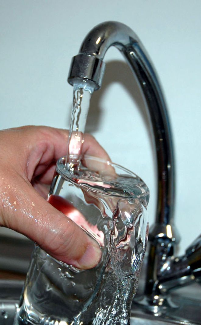 Salud Pública recomienda que los menores de 8 años no beban agua del grifo en La Matanza.