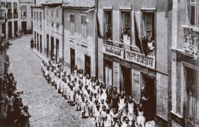 Calle de San Agustín, en Icod. En el número 13 nacieron todos los hermanos Feria. A la izquierda, Enriqueta Caballero Gutiérrez (1880-1967), esposa del notario Ramón Feria Concepción y madre de la saga Feria Caballero.