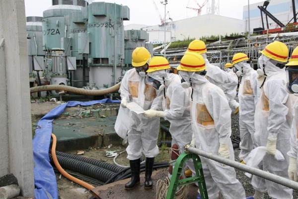 Fotografía de archivo tomada el 23 de agosto de 2013 y facilitada por la Autoridad de Regulación Nuclear (NRA, siglas en inglés) que muestra a miembros de la NRA inspeccionando la planta nuclear de Daiichi en Fukushima (Japón). 