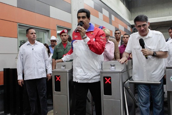 Una fotografía cedida por Prensa de Miraflores donde se observa al presidente de Venezuela, Nicolás Maduro (c), durante un acto de calle.