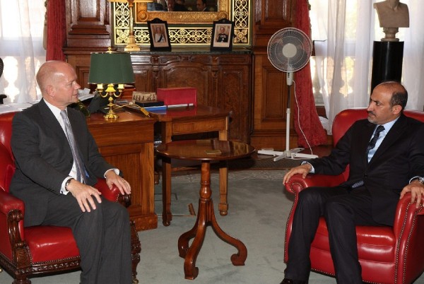 Fotografía facilitada por la Commonwealth y la oficina de Exteriores británica, que muestra al ministro británico de Asuntos Exteriores, William Hague (i), y al presidente de la Coalición Nacional de las Fuerzas de la Revolución y la Oposición Siria (CNFROS), Ahmad Yarba (d), durante un encuentro mantenido en la oficina de Exteriores en Londres el jueves 5 de septiembre de 2013. 