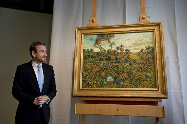 El director del Museo Van Gogh Alex Rüger, presentan la pintura al artista holandés Vincent Van Gogh 